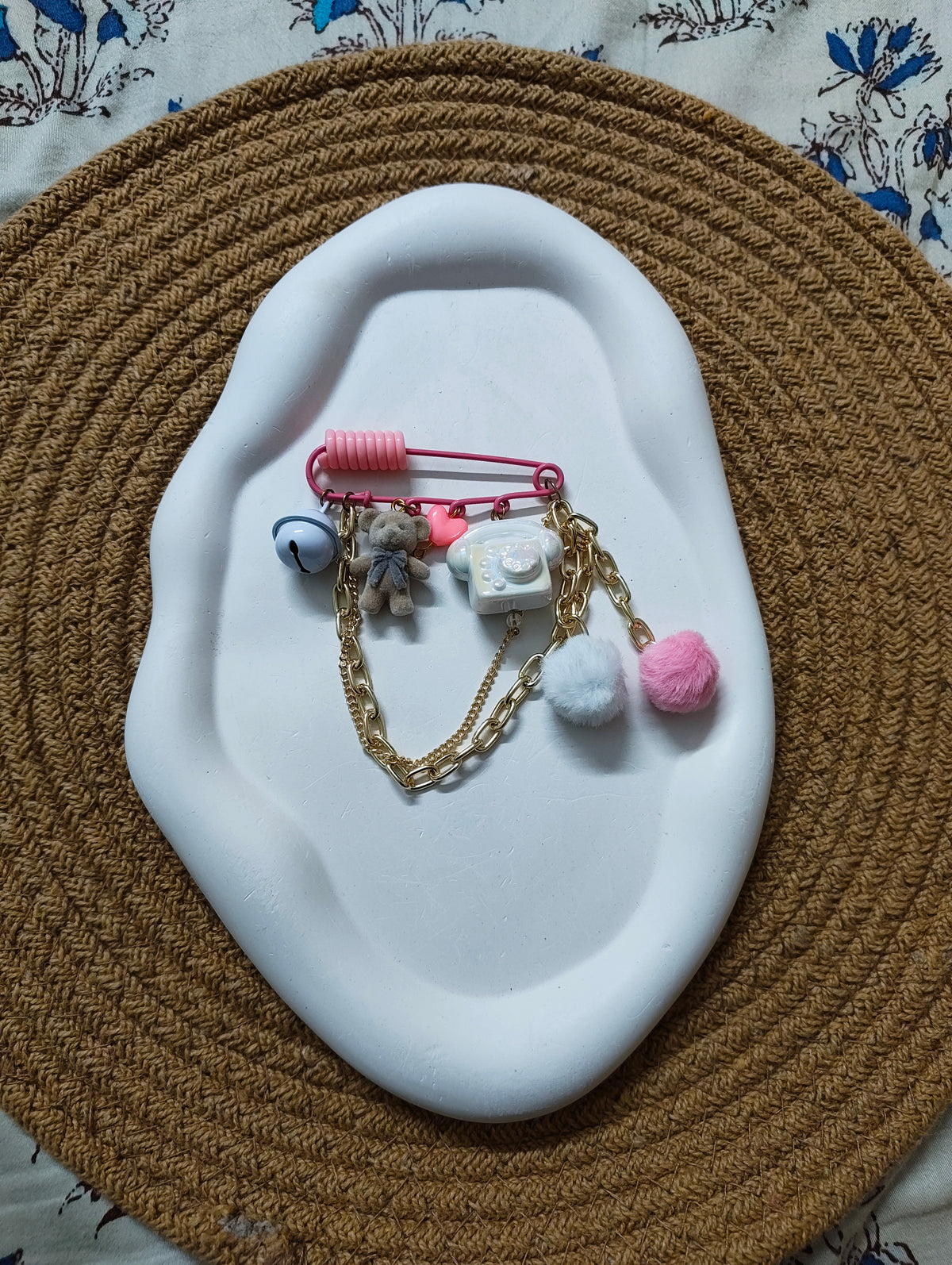 BeYoou.Bling kawaii Handcrafted Cute Teddy Bear & Retro Telephone Safety Pin Brooch/Kilt Pin