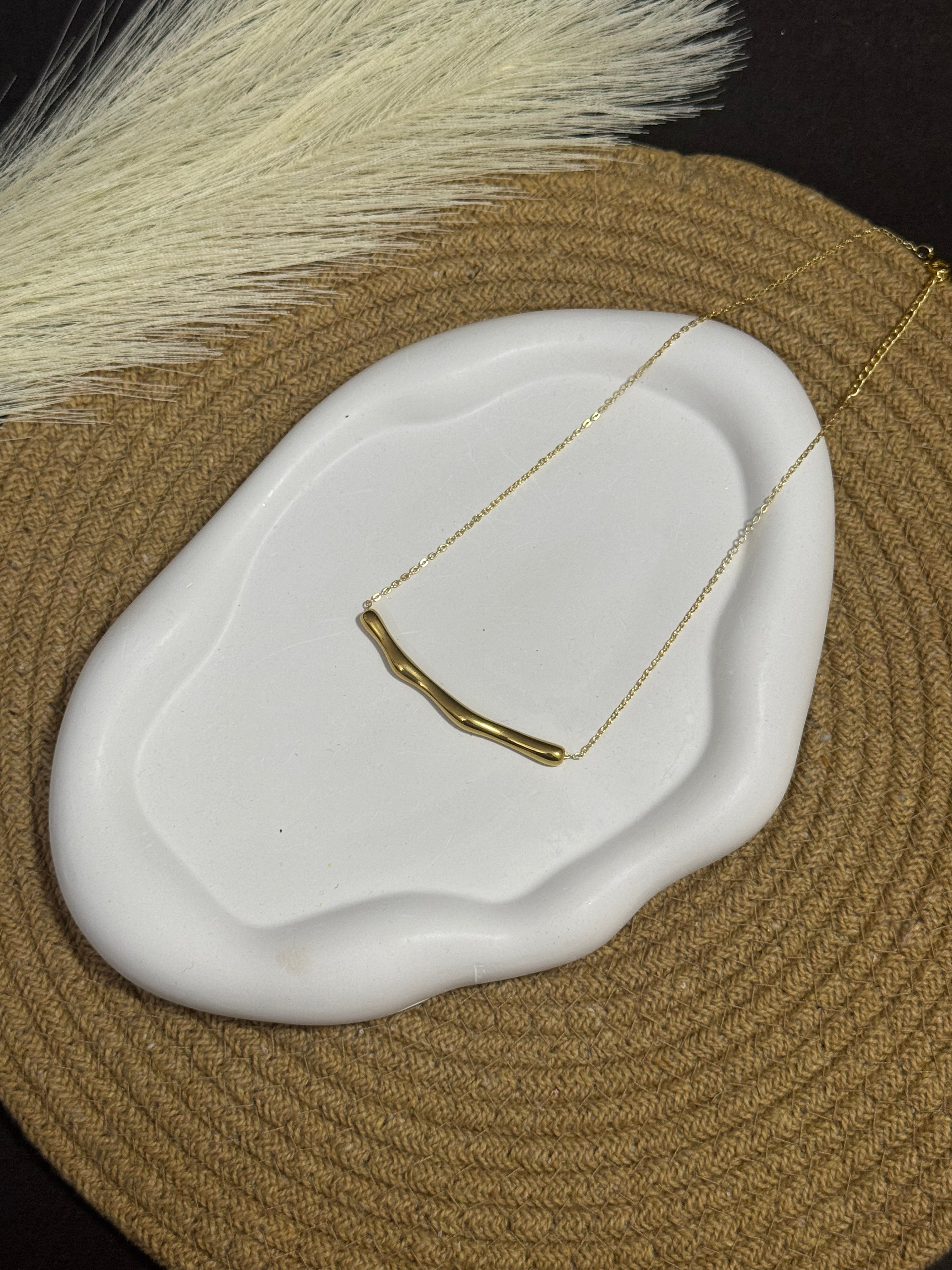 BeYoou.Bling Anti-Tarnish Waterproof Stainless Steel Minimalist Curved Bar Necklace for Women