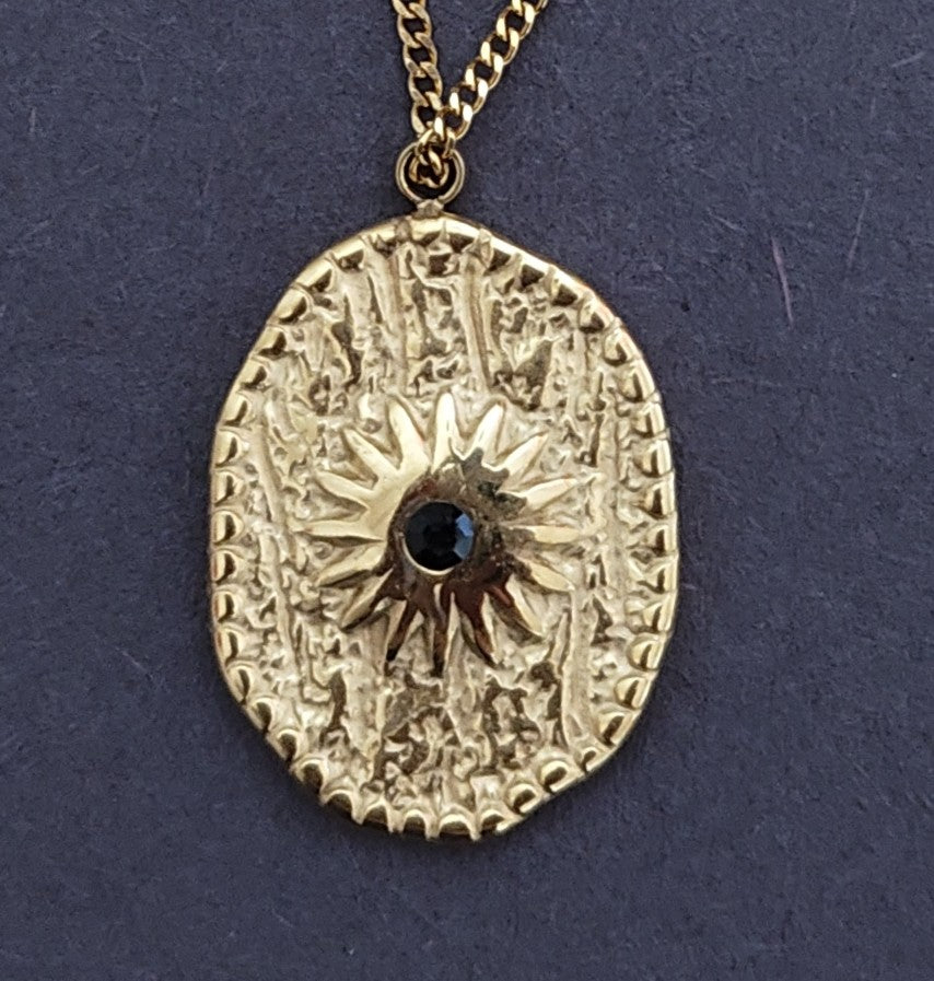 BeYoou.Bling Vintage Gold Oval Evil Eye Medallion Pendant Necklace (46cm Chain)