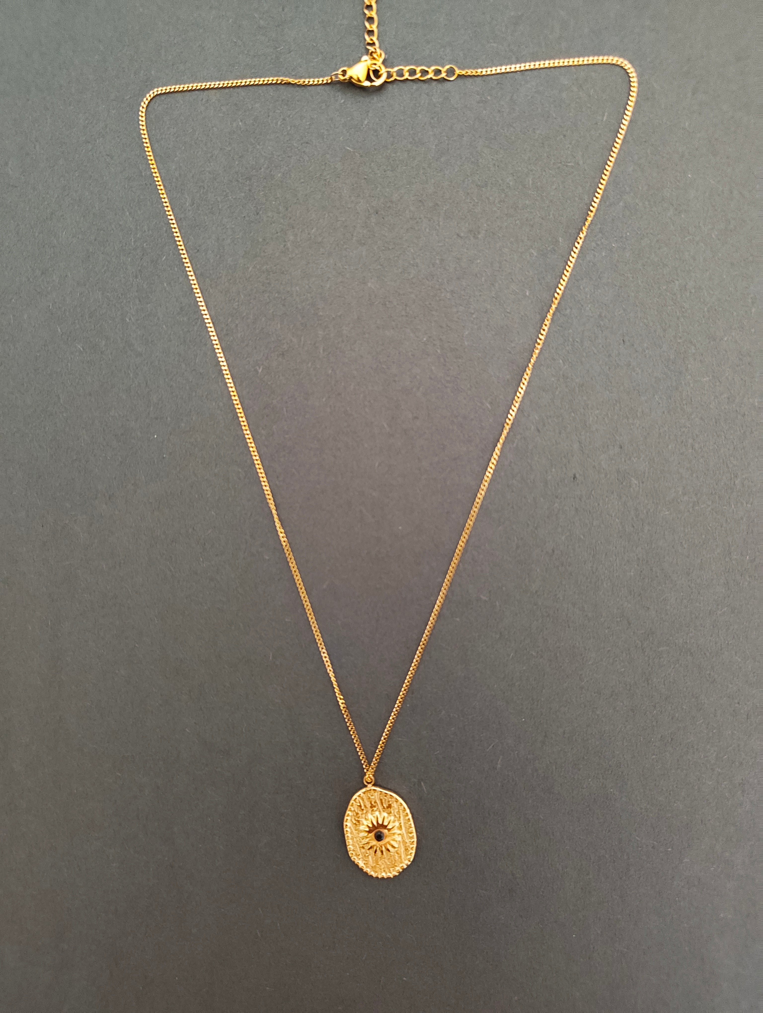 BeYoou.Bling Vintage Gold Oval Evil Eye Medallion Pendant Necklace (46cm Chain)