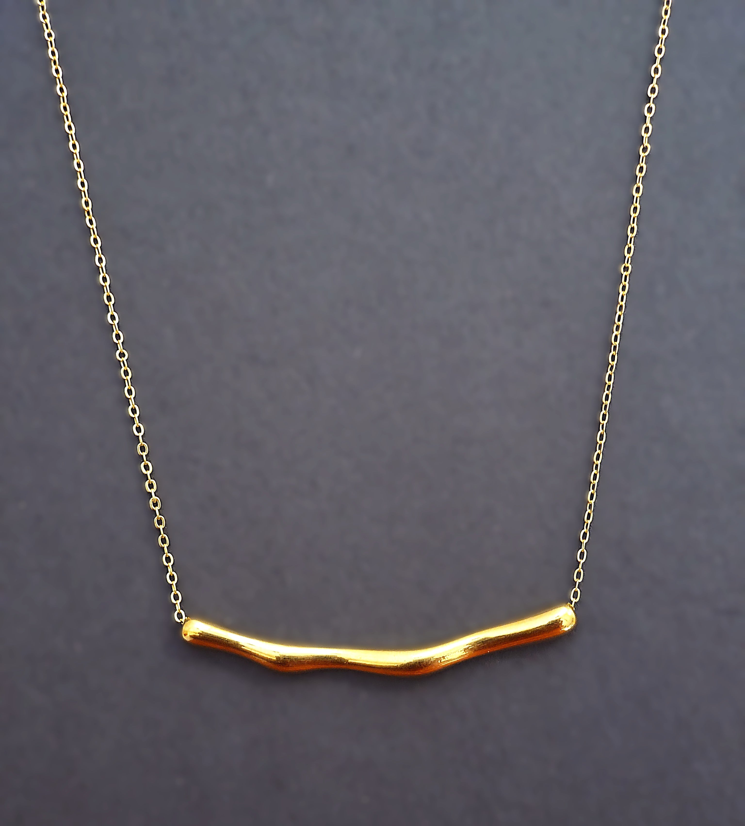 BeYoou.Bling Anti-Tarnish Waterproof Stainless Steel Minimalist Curved Bar Necklace for Women