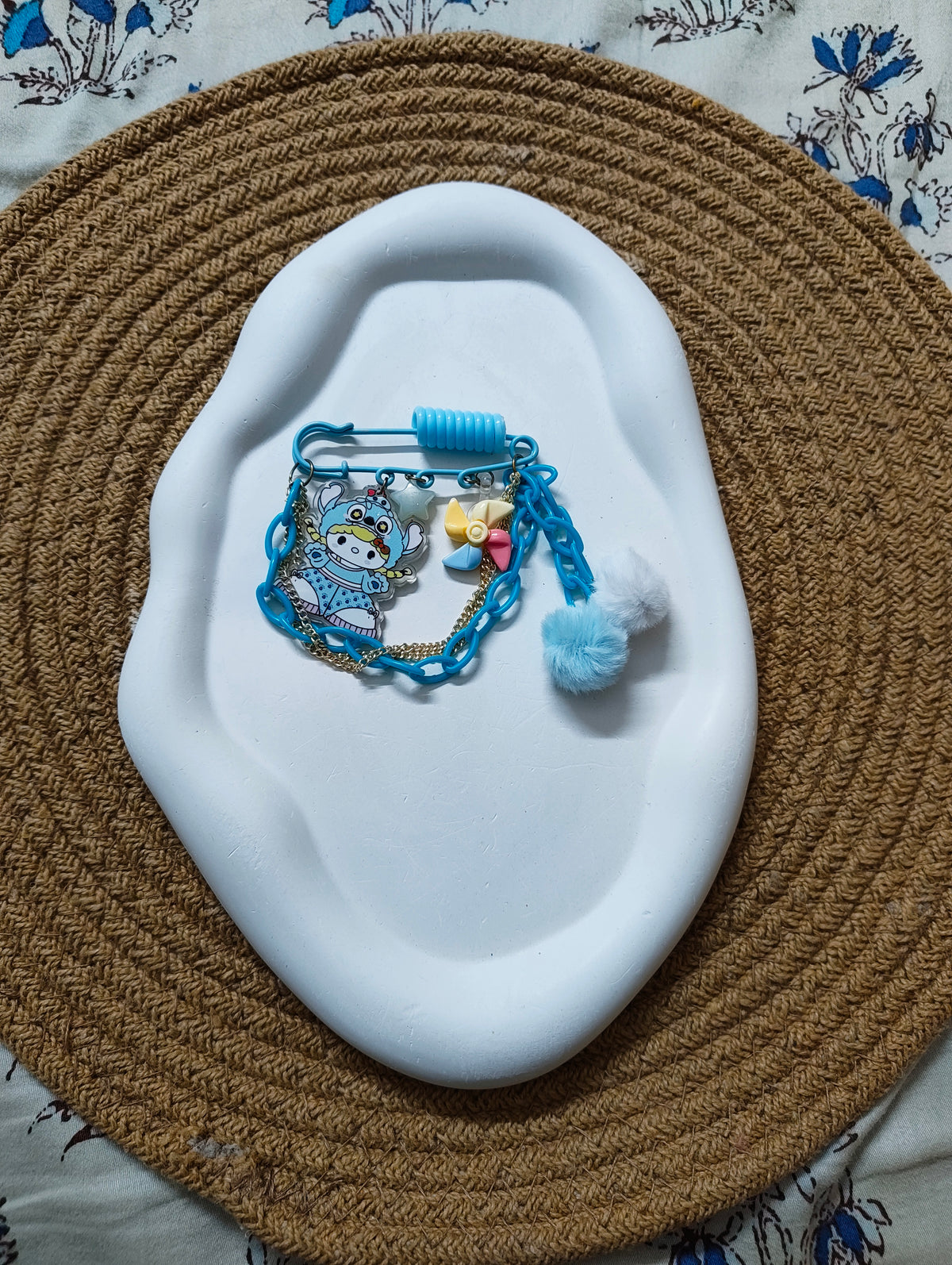 BeYoou.Bling kawaii Handcrafted Cute Cartoon Character Safety Pin Brooch/Kilt Pin