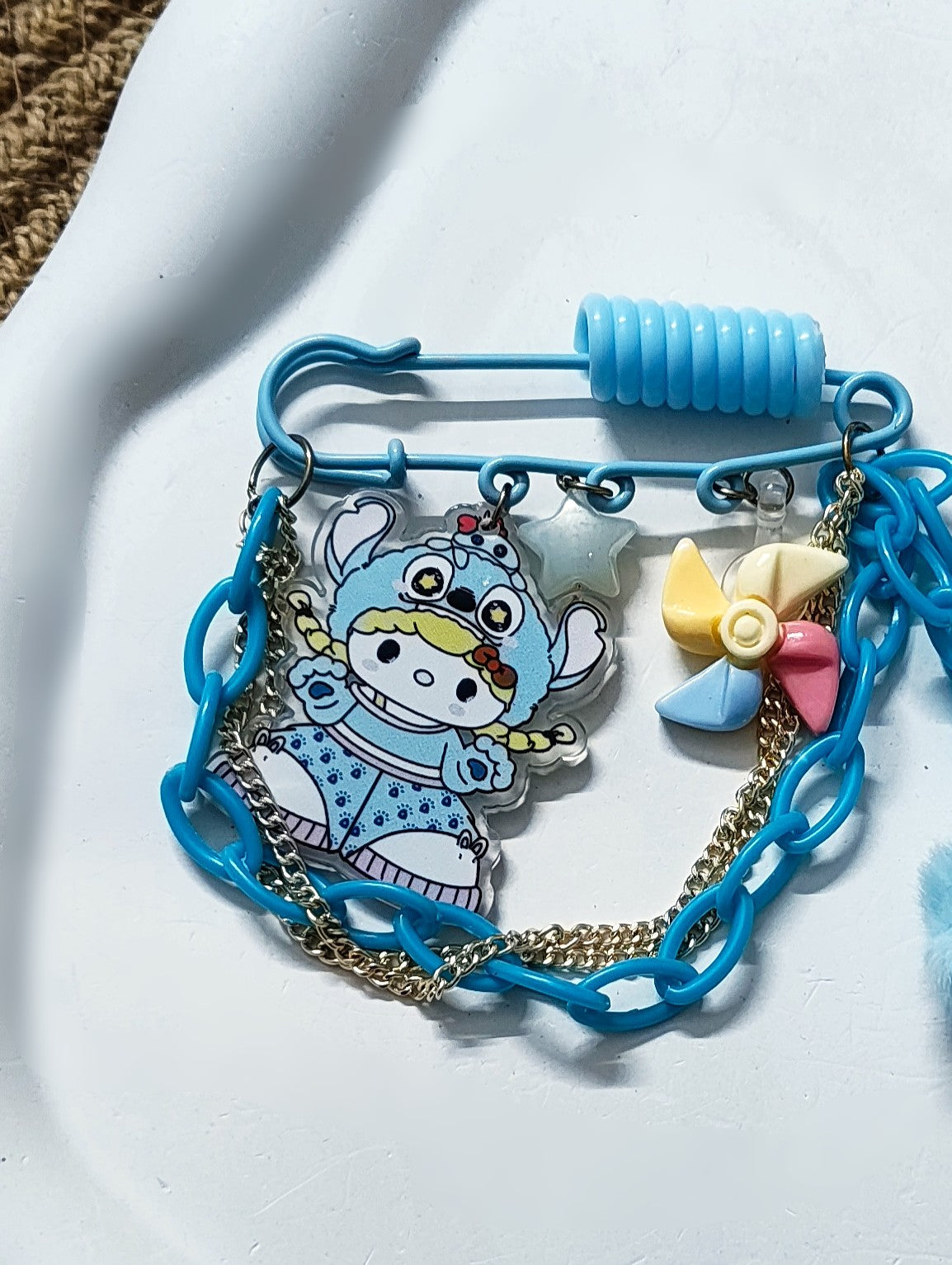 BeYoou.Bling kawaii Handcrafted Cute Cartoon Character Safety Pin Brooch/Kilt Pin
